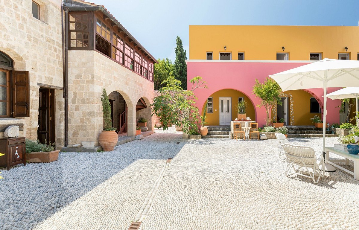 10GR Boutique Hotel & Wine Bar
