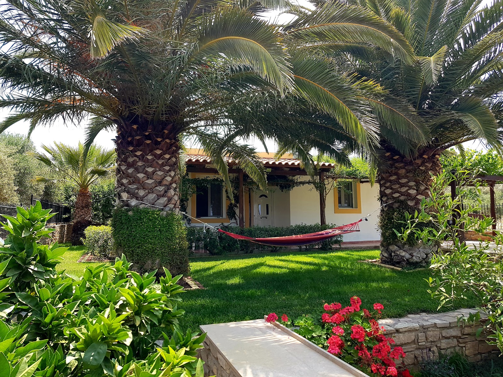 LAINI LUXURY SUITES