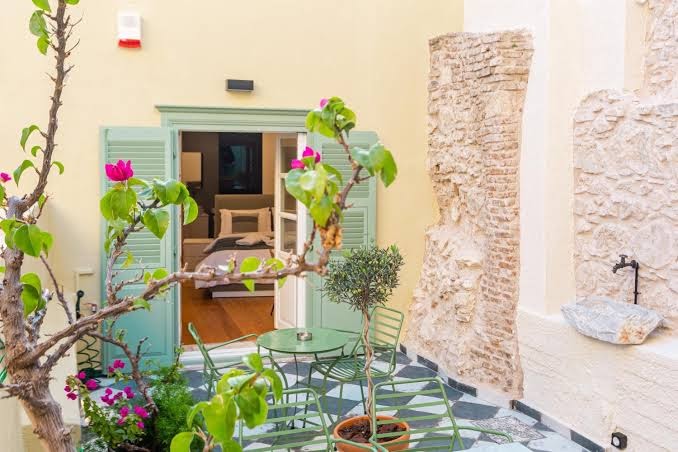 Naus Hotel