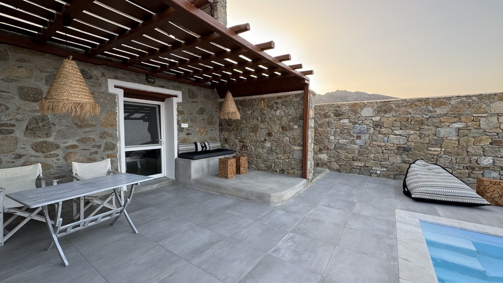 Yakinthos Residence